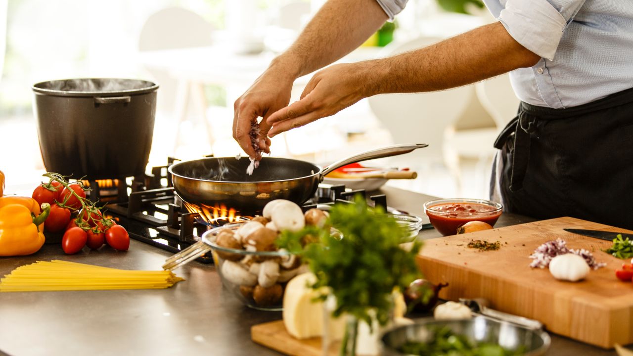 Homem cozinhando para seu nestaurante