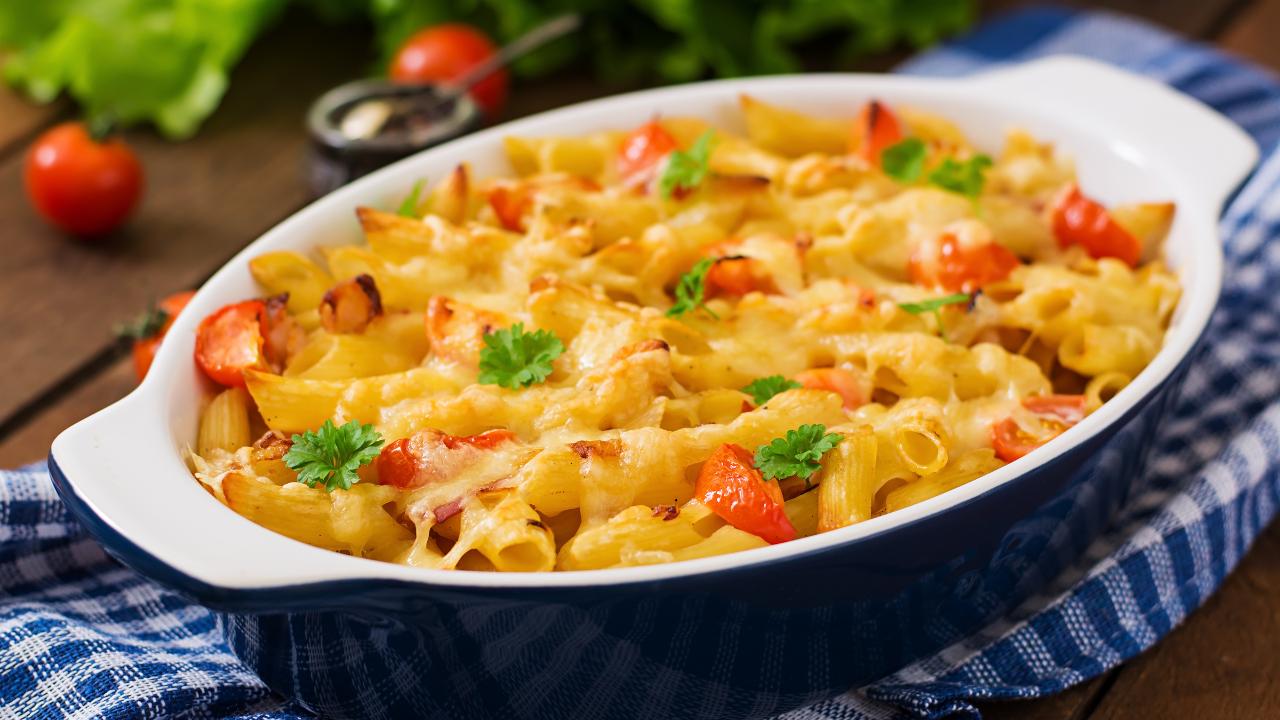 Macarrão com requeijão, tomate e bacon