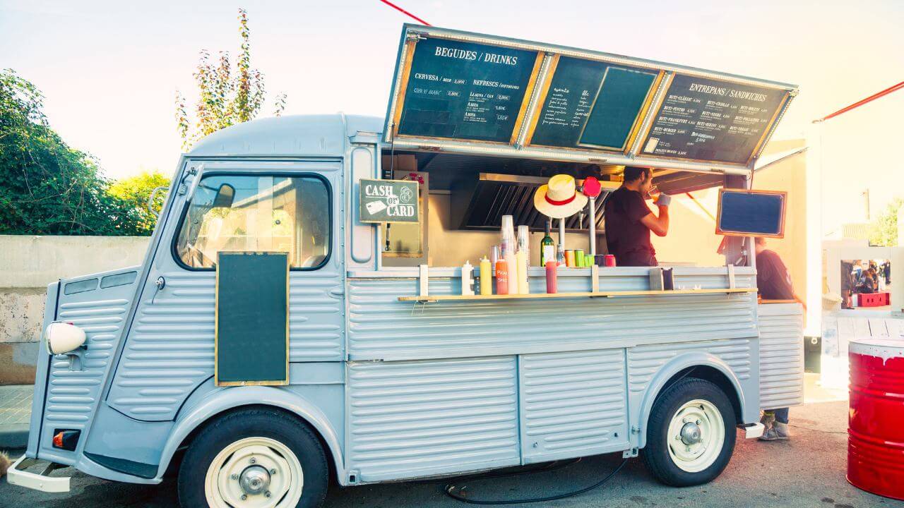 Food Truck vendendo lanches