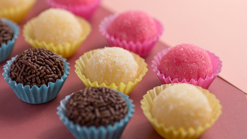 Brigadeiros coloridos para crianças