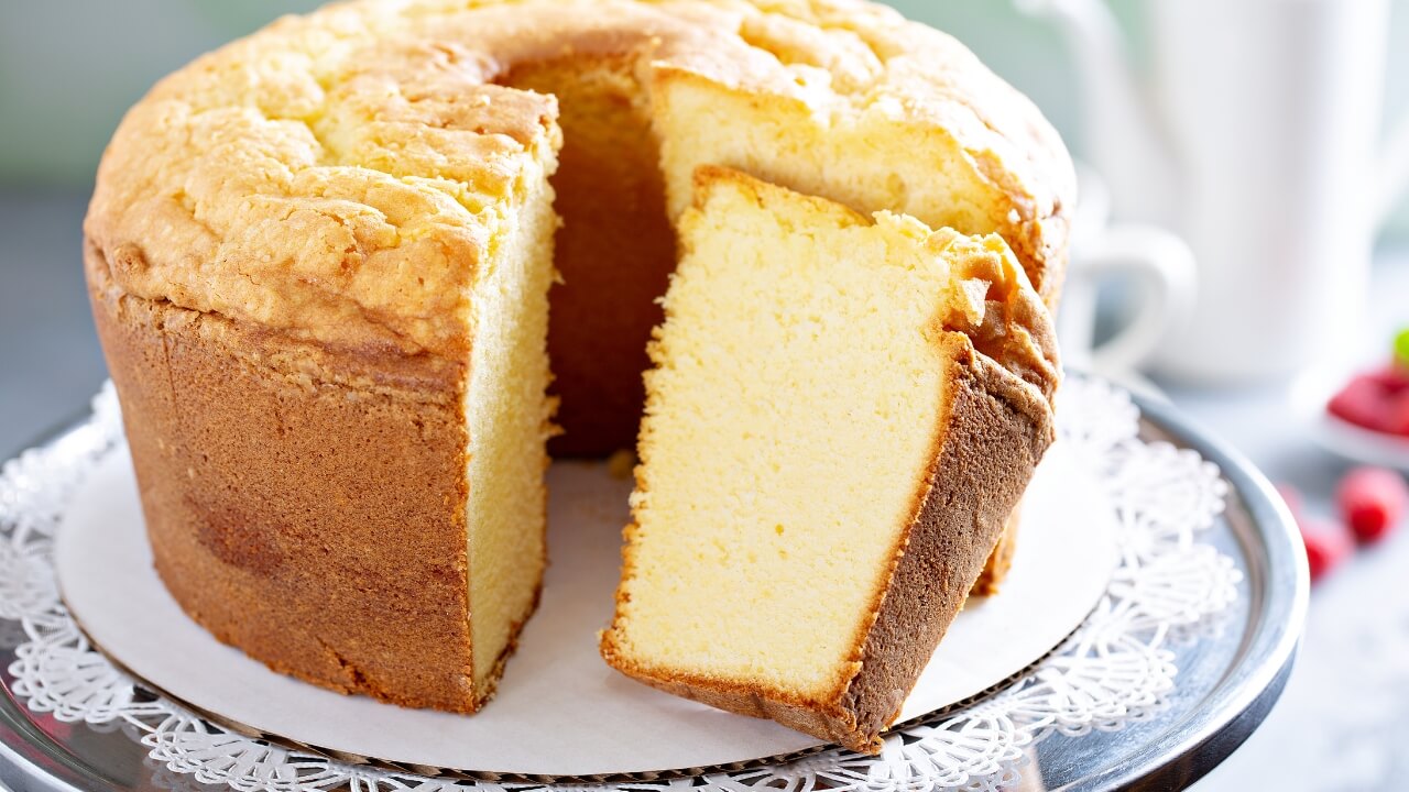 Receita de Bolo de Leite Passo a Passo Simples para um Bolo Fofinho