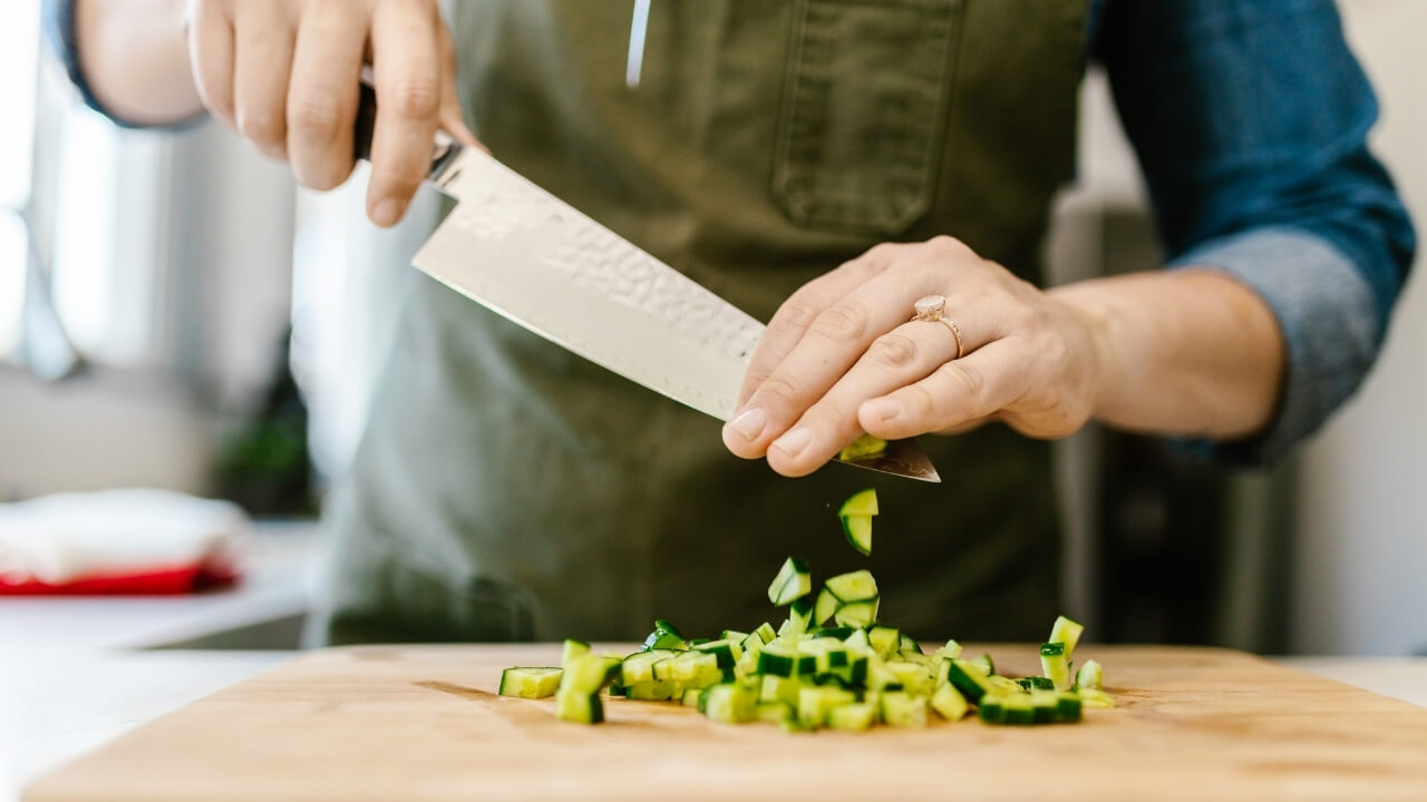 Facas Essenciais e como Usá-las em Cortes Culinários