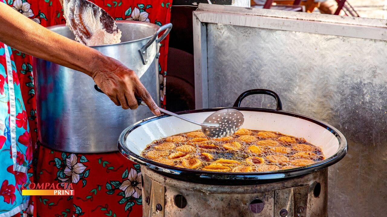 Fritando os Acarajés 