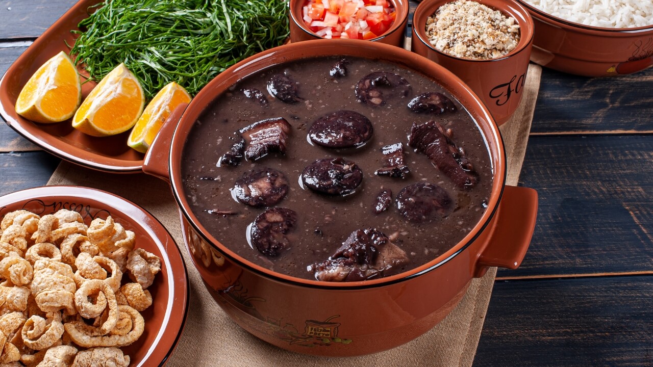Receita de Feijoada Completa Simples e Saborosa na sua Mesa