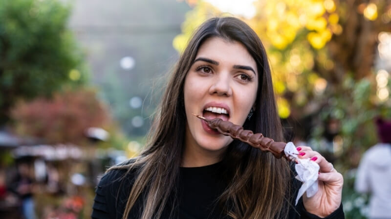 Benefícios e Atratividade do Espetinho de Frutas com Chocolate