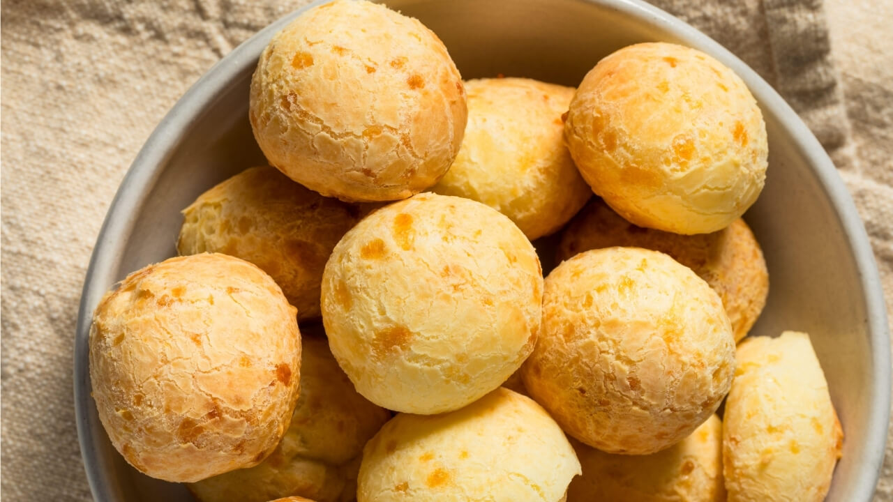 Como fazer Pão de Queijo Simples Confira uma Receita Fácil