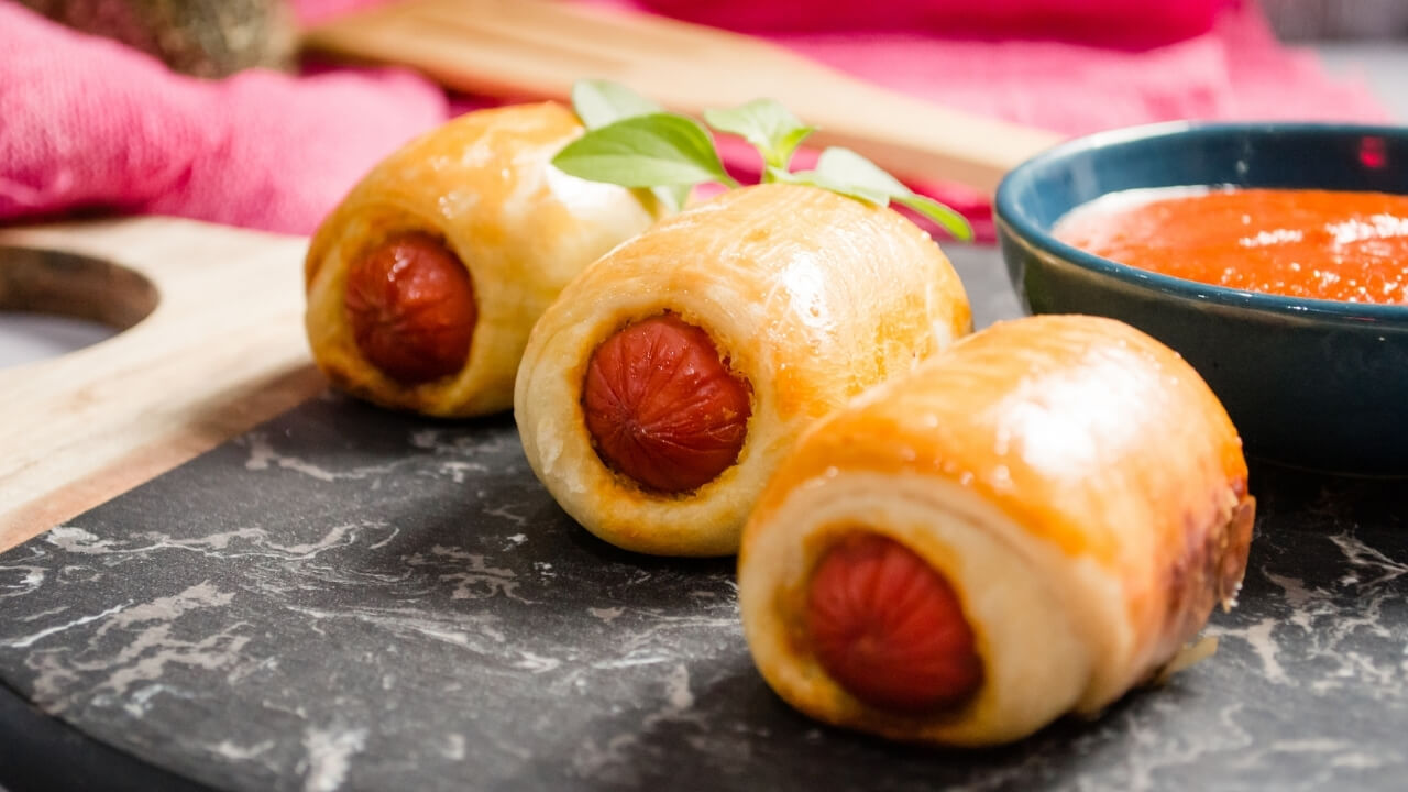 Enroladinho de Salsicha Receita Fácil e Deliciosa