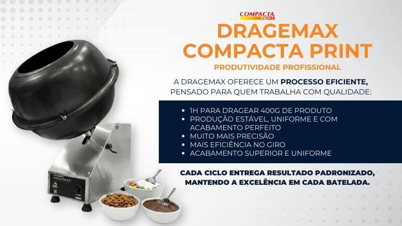 Drageadeira 8 Litros Compacta DrageMax Compacta Print Imagem promocional da máquina "DrageMax" da marca Compacta Print. À esquerda, a máquina apresenta uma base em aço inox prateado e um tambor giratório preto inclinado. Logo à frente dela, há três pequenas tigelas brancas contendo amêndoas, confeitos coloridos e chocolate derretido com uma colher. À direita, destaca-se o título em laranja "DRAGEMAX COMPACTA PRINT - PRODUTIVIDADE PROFISSIONAL", seguido do texto "A Dragemax oferece um processo eficiente, pensado para quem trabalha com qualidade:". Em um quadro azul escuro, os benefícios são listados em tópicos: "1h para dragear 400g de produto; Produção estável, uniforme e com acabamento perfeito; Muito mais precisão; Mais eficiência no giro; Acabamento superior e uniforme". Na base da imagem, a frase de fechamento diz: "Cada ciclo entrega resultado padronizado, mantendo a excelência em cada batelada". O fundo da imagem é claro com um leve padrão de pontos cinzas.